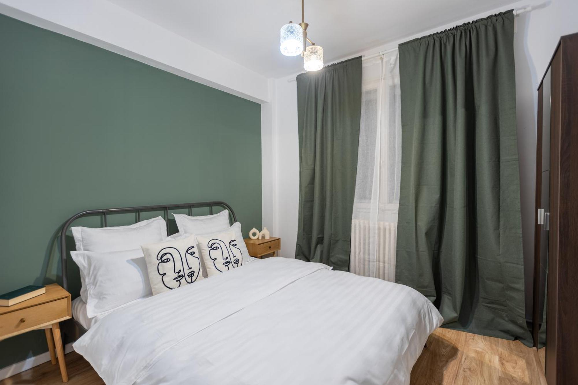 Splendid Historical Smarald 2 Bedroom Old Town *
